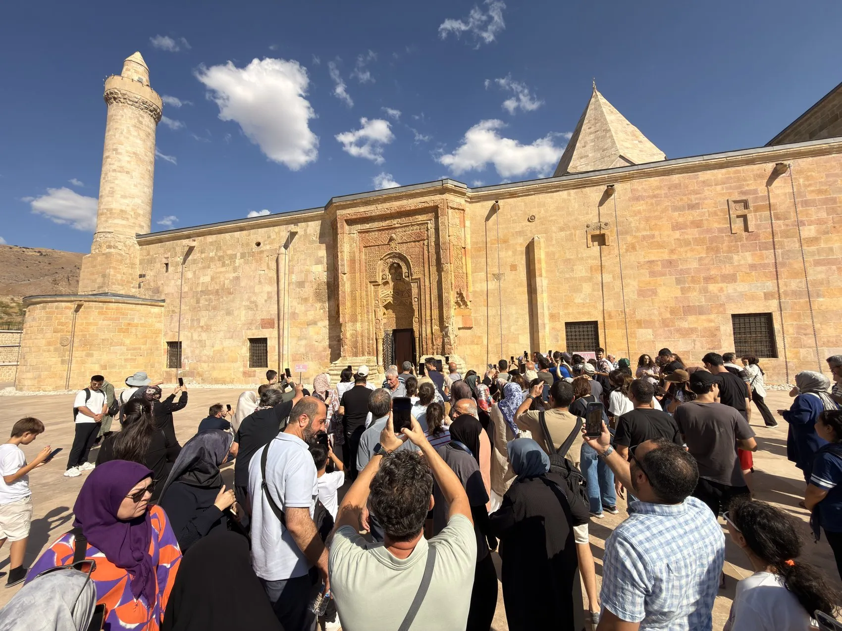 Taşın dile geldiği an: Divriği'de güneşin gölgeyle yazdığı namaz silüeti