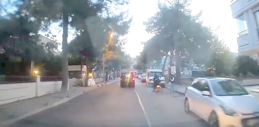 Avcılar'da saniyelerle gelen mucize: Motosikletten düşen sürücüyü ölümden direksiyon refleksi kurtardı
