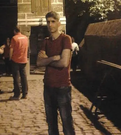 Diyarbakır'da saniyelerle gelen acı son: Kapı açıldı, motosikletli yola savruldu