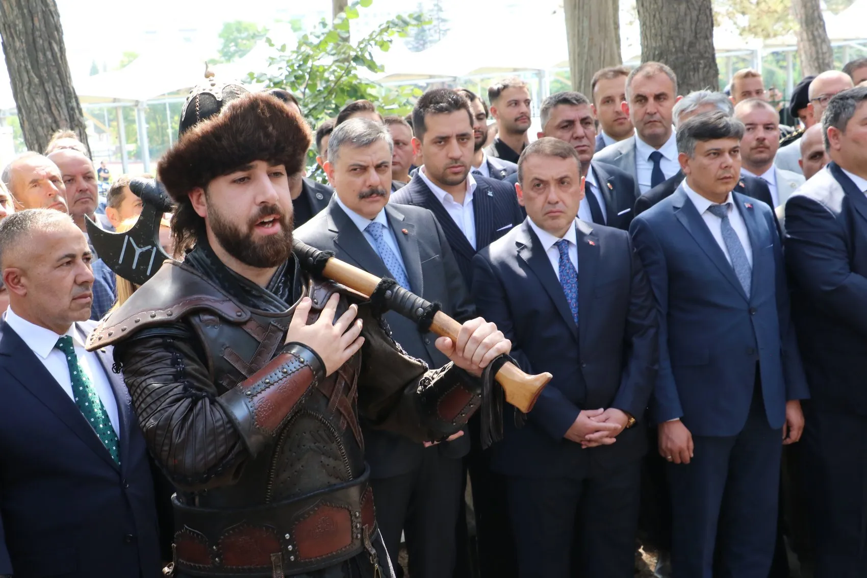 Bakan Çiftçi'nin Bilecik temaslarında tarihi atmosfer: Alp kıyafetli askerlerle selamlaştı