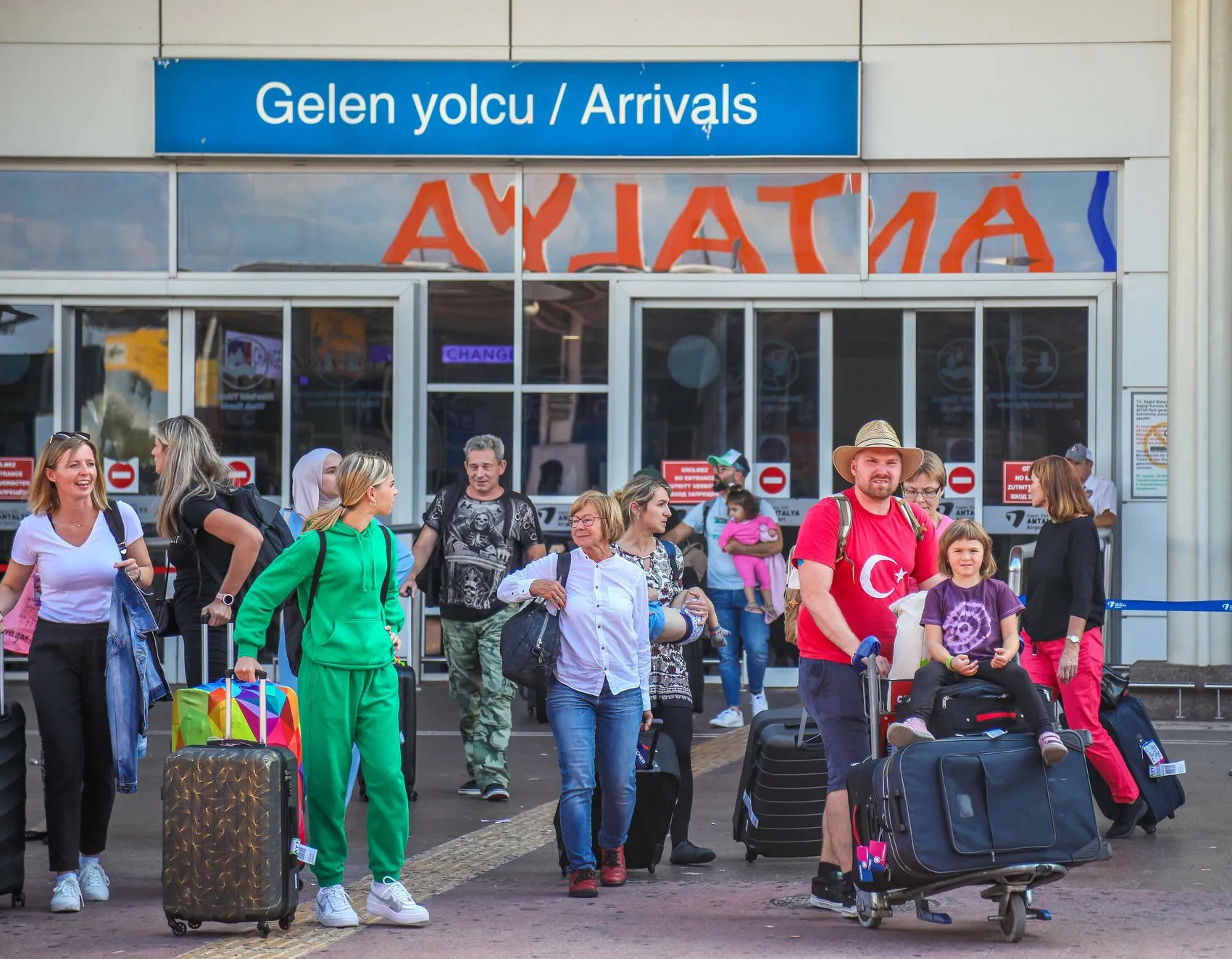 Antalya turizminde devlerin rekabeti: Her dört ziyaretçiden biri Rus veya Alman
