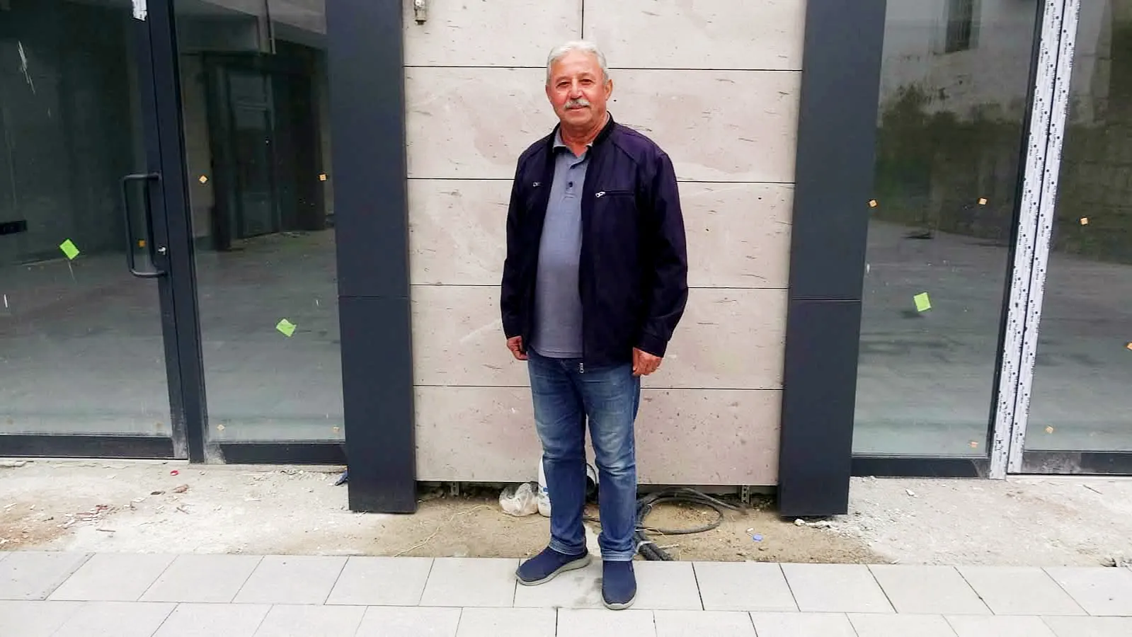Kayseri'de hastane önünde hareketli dakikalar: Muhtarın 'gerçek sanıp' müdahale çabası kamerada