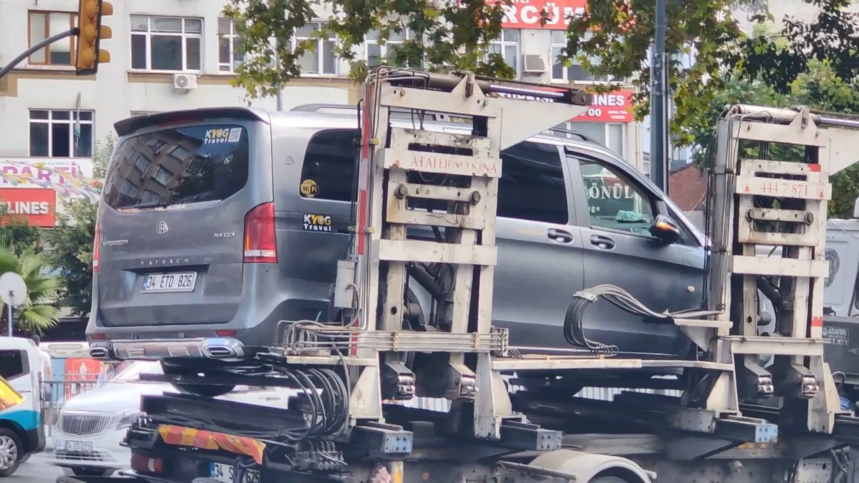 Aksaray'da dehşet anları: Kırmızı ışıkta karşıya geçmek isteyen gence iki minibüs çarptı