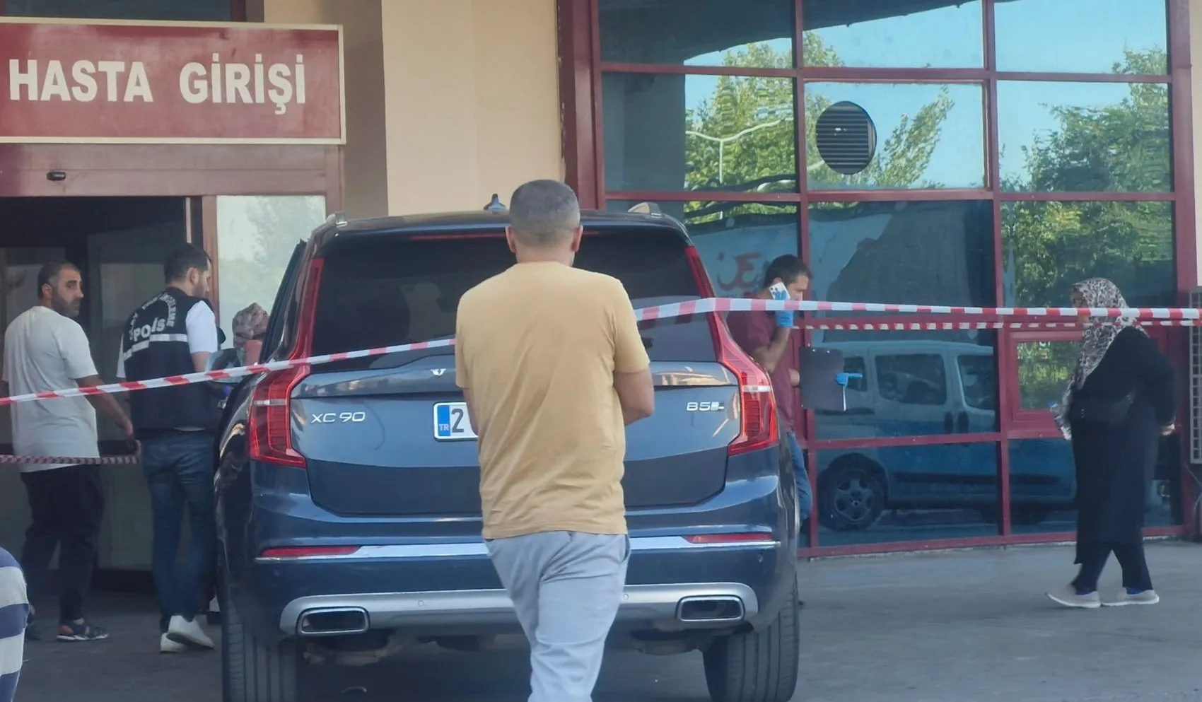 Diyarbakır'da trafik ışıklarında dehşet anları: Cip çapraz ateşe tutuldu