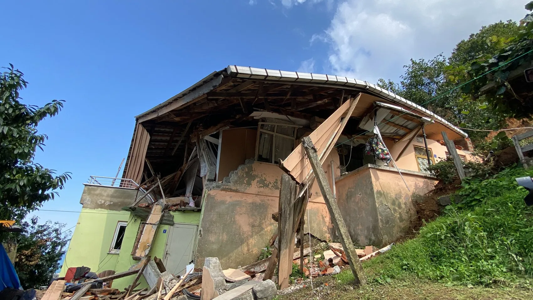 Rize'de selin ardından gelen dehşet: 6 kişilik aile ölümden kıl payı kurtuldu
