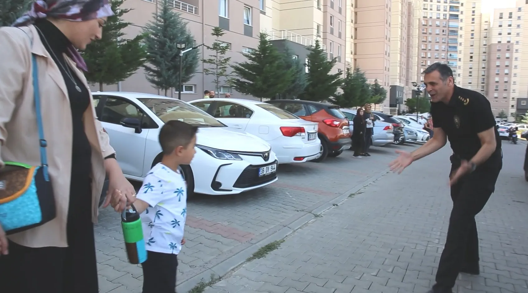 Minik Çınar'ın ilk okul günü: Emniyet Müdürü Aydın şehit emanetini yalnız bırakmadı