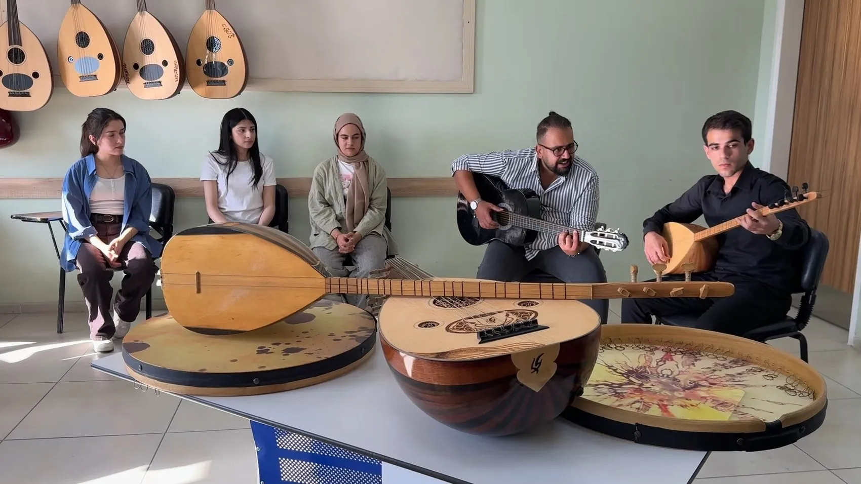 Midyat'ın müzik haritasını değiştiren öğretmen: 9 gencin hayallerine dokundu