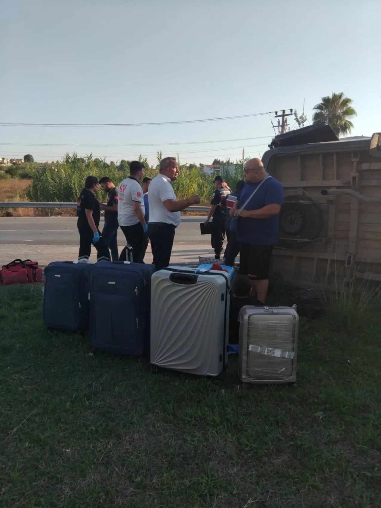 Manavgat'ta dehşet anları: Tur midibüsü refüje uçtu, 17 kişi yaralandı