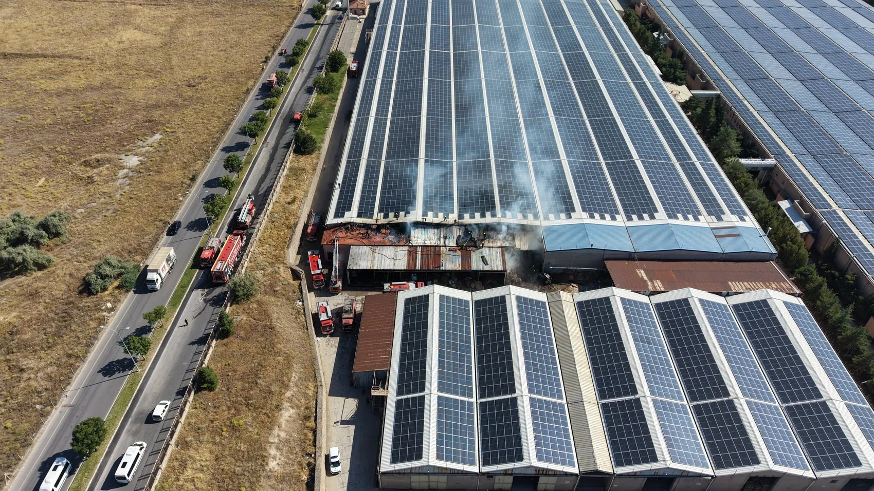 Kayseri Organize Sanayi Bölgesi'nde korkutan alevler: Tekstil deposu küle dönüyor