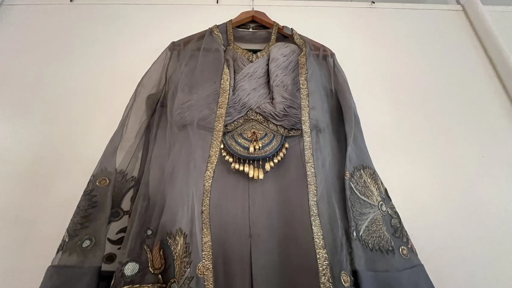 Sandıktan çıkan 60 yıllık hatıralar: Bir ailenin moda mirası sanat galerilerinde hayat buluyor