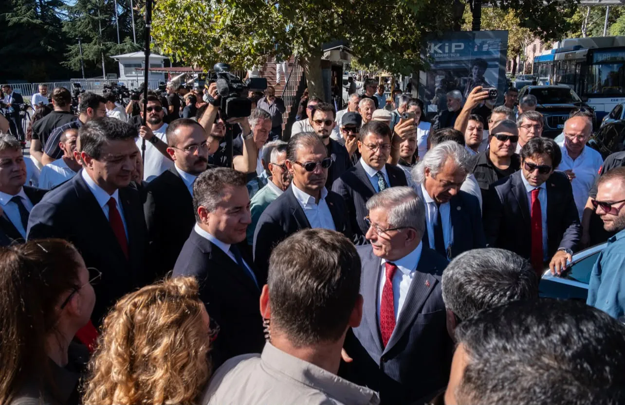 Eski Başbakan Davutoğlu'ndan tarihi ifade: Cumhuriyet tarihinde bir ilk yaşandı