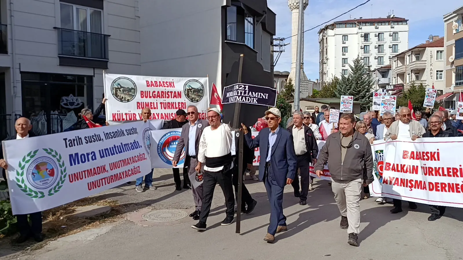 Edirne'de 205 yıllık acı: Yunanistan Konsolosluğu'na siyah çelenkli protesto