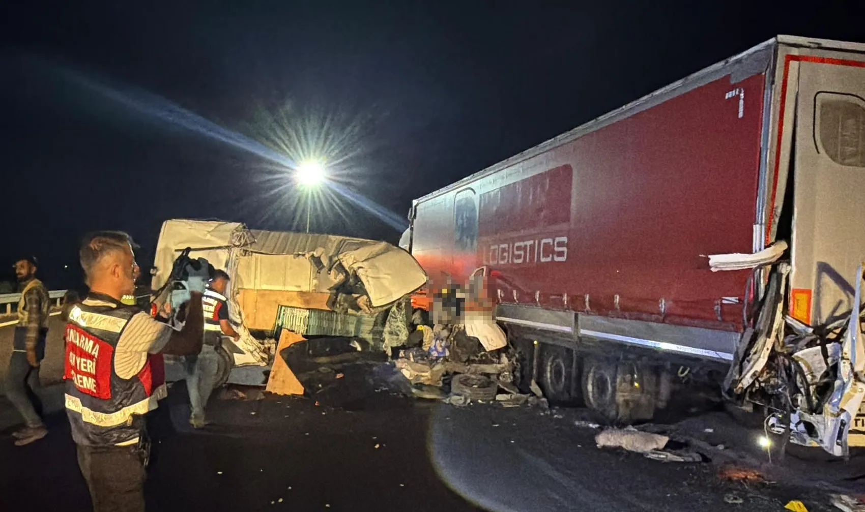 TEM Otoyolu'nda gece yarısı dehşeti: Minibüs TIR'a çarptı