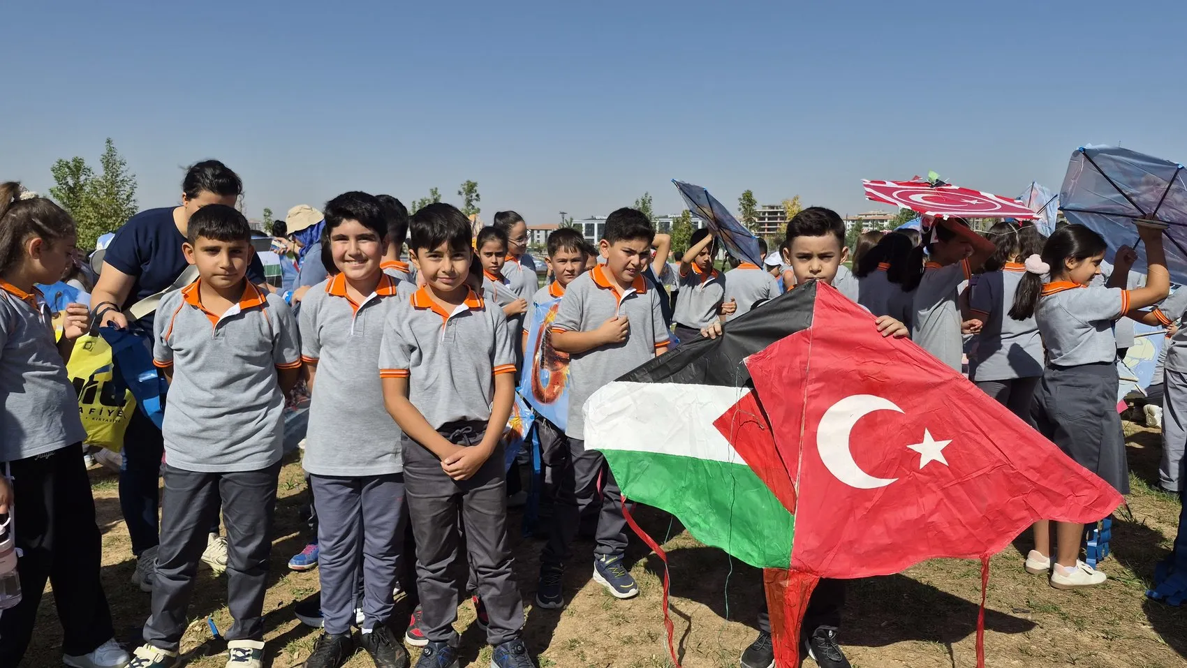Malatya semaları Filistinli çocuklar için renklendi: Uçurtmalar özgürlük mesajıyla yükseldi