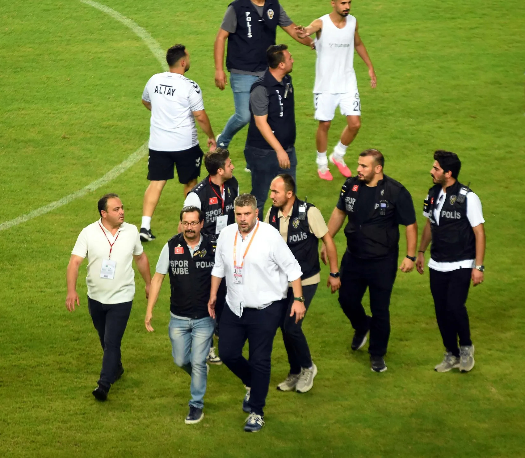 İzmir derbisinde tansiyon yükseldi: Başkan sahaya indi