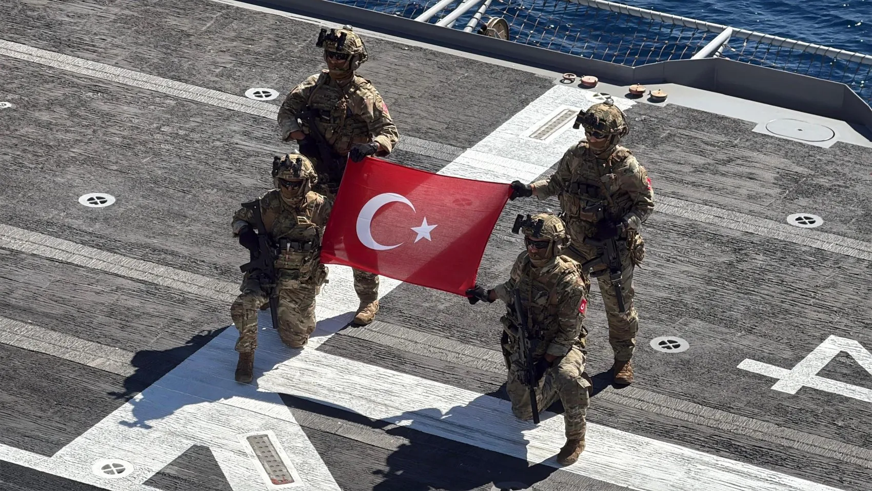 Mavi Vatan'da tarihi an: TCG Anadolu'dan ilk kez dikey kalkış yapıldı