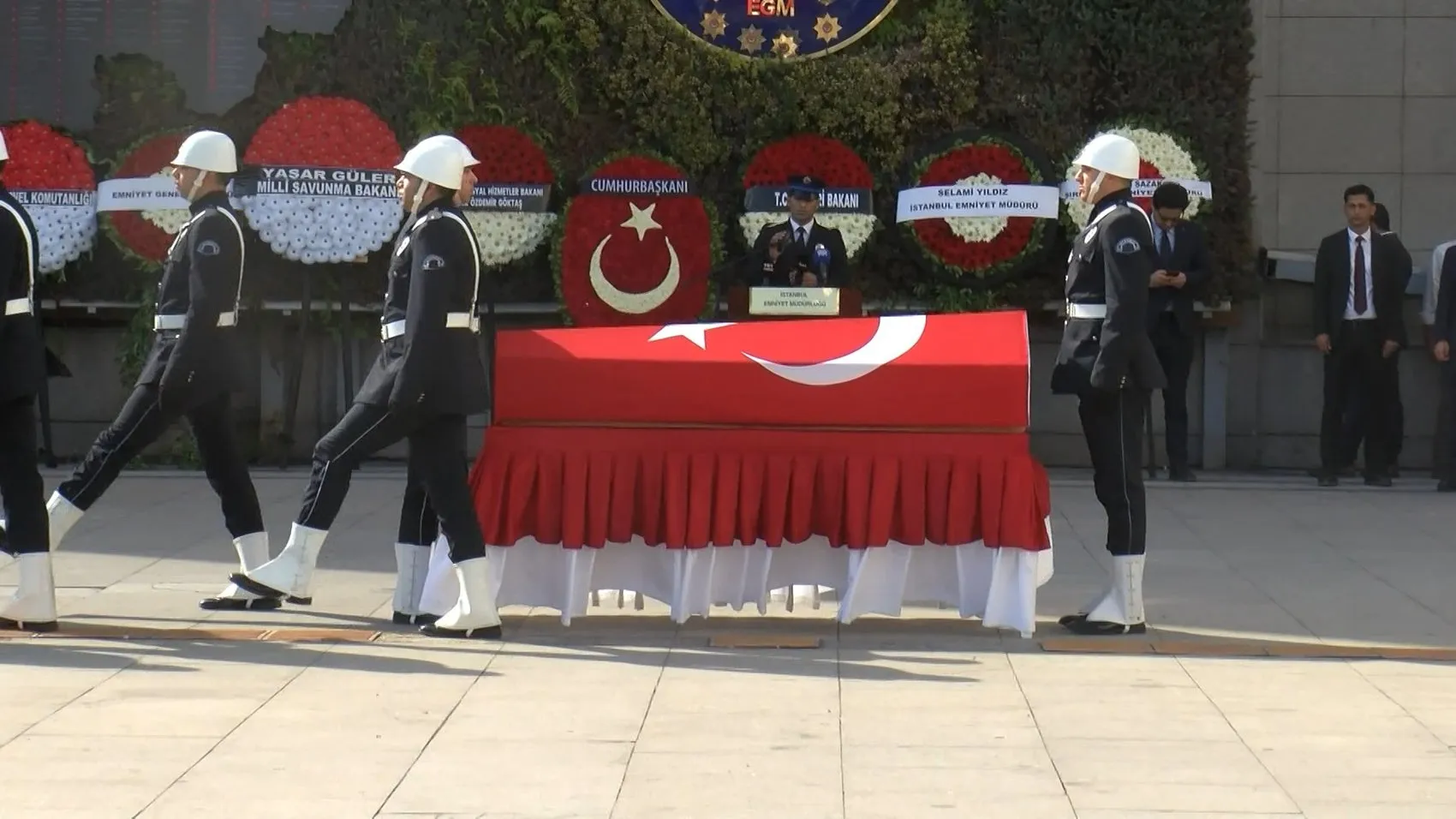 İstanbul Emniyeti'nde hüzünlü veda: Şehit polis Melih Kaygusuz son yolculuğuna uğurlandı