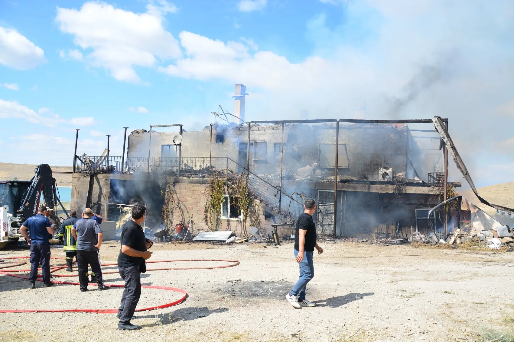 Yahyalı'da korku dolu anlar: Alevlerin sardığı evden hayvanları kurtarmak için seferber oldular