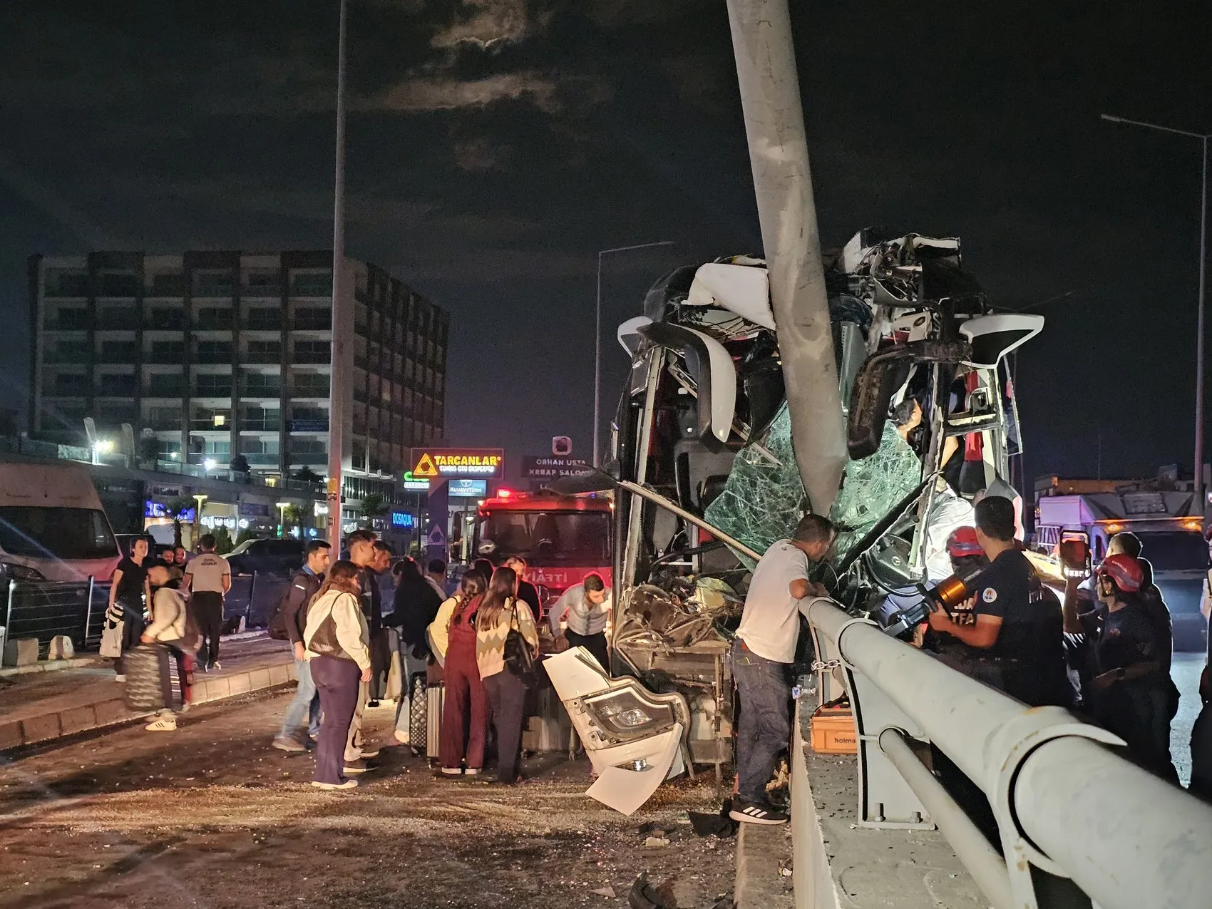 Adana'da gece yarısı dehşeti: Otobüs demir yığınına döndü