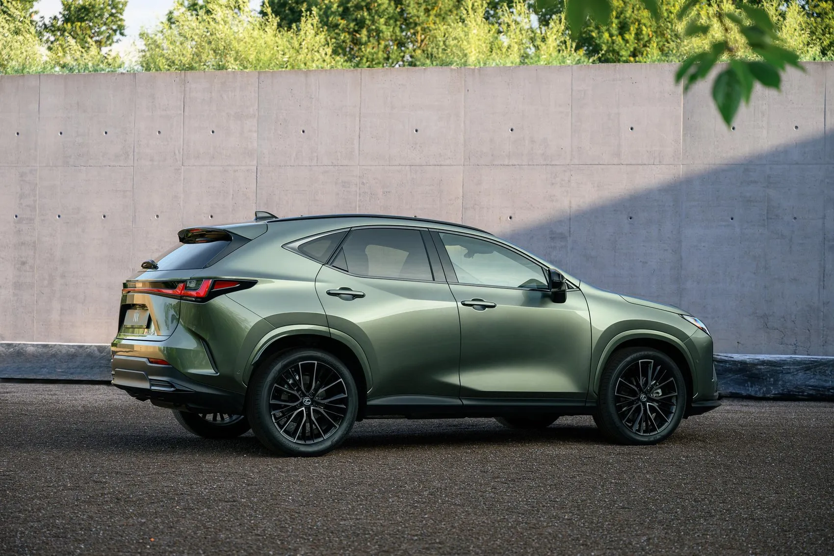 Yeni Lexus NX tanıtıldı: 100 km elektrikli menzil ve yeni kabin