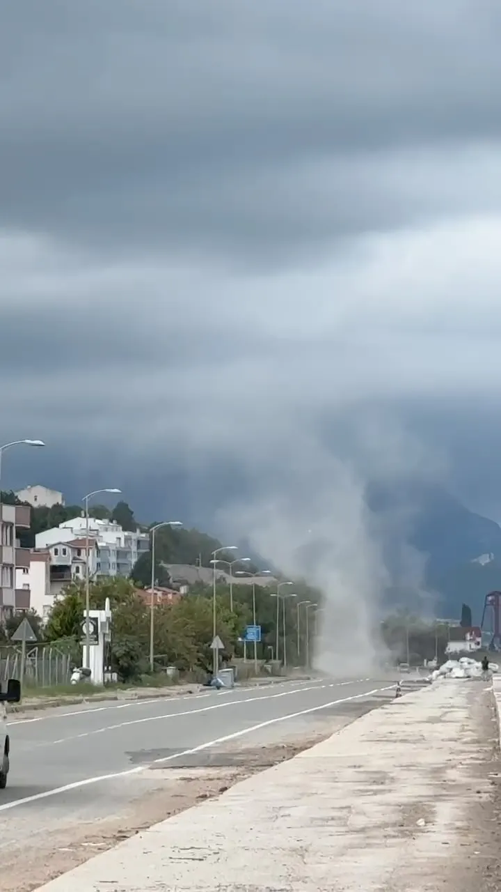 Bartın'da dehşet anları: Denizden yükselen hortum karayoluna ulaştı