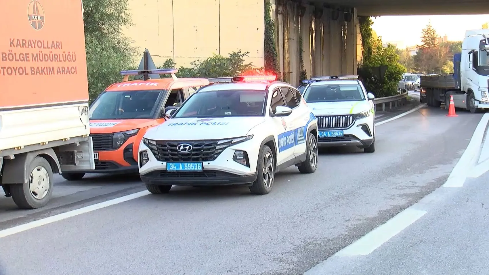 Kurtköy bağlantı yolunda hurda yüklü kamyon devrildi: Trafik felç oldu