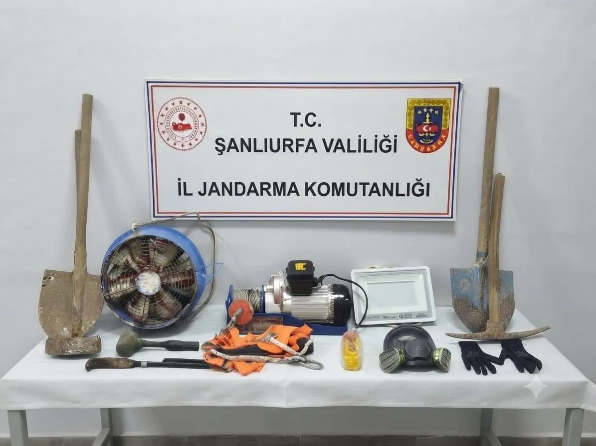Evin salonunda define hayali: 25 metrelik tünel kazdılar