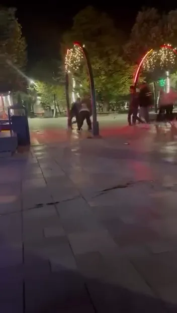 Valilik Meydanı'nda gece yarısı şiddet: Tekme ve yumruklar havada uçuştu