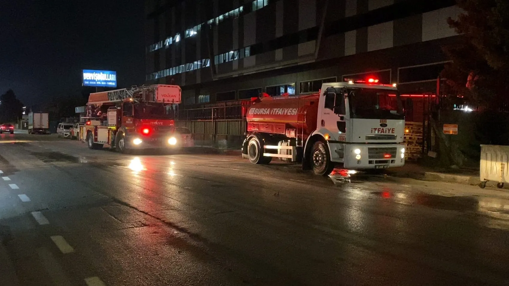 İnegöl sanayisinde gece yarısı paniği: Tekstil fabrikasının çatısı alevlere teslim oldu