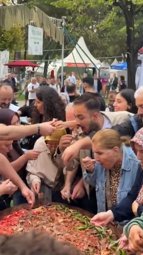 Bursa'nın fetih yıl dönümünde devasa lezzet şöleni: 3 metrelik tepside 50 kilo İskender