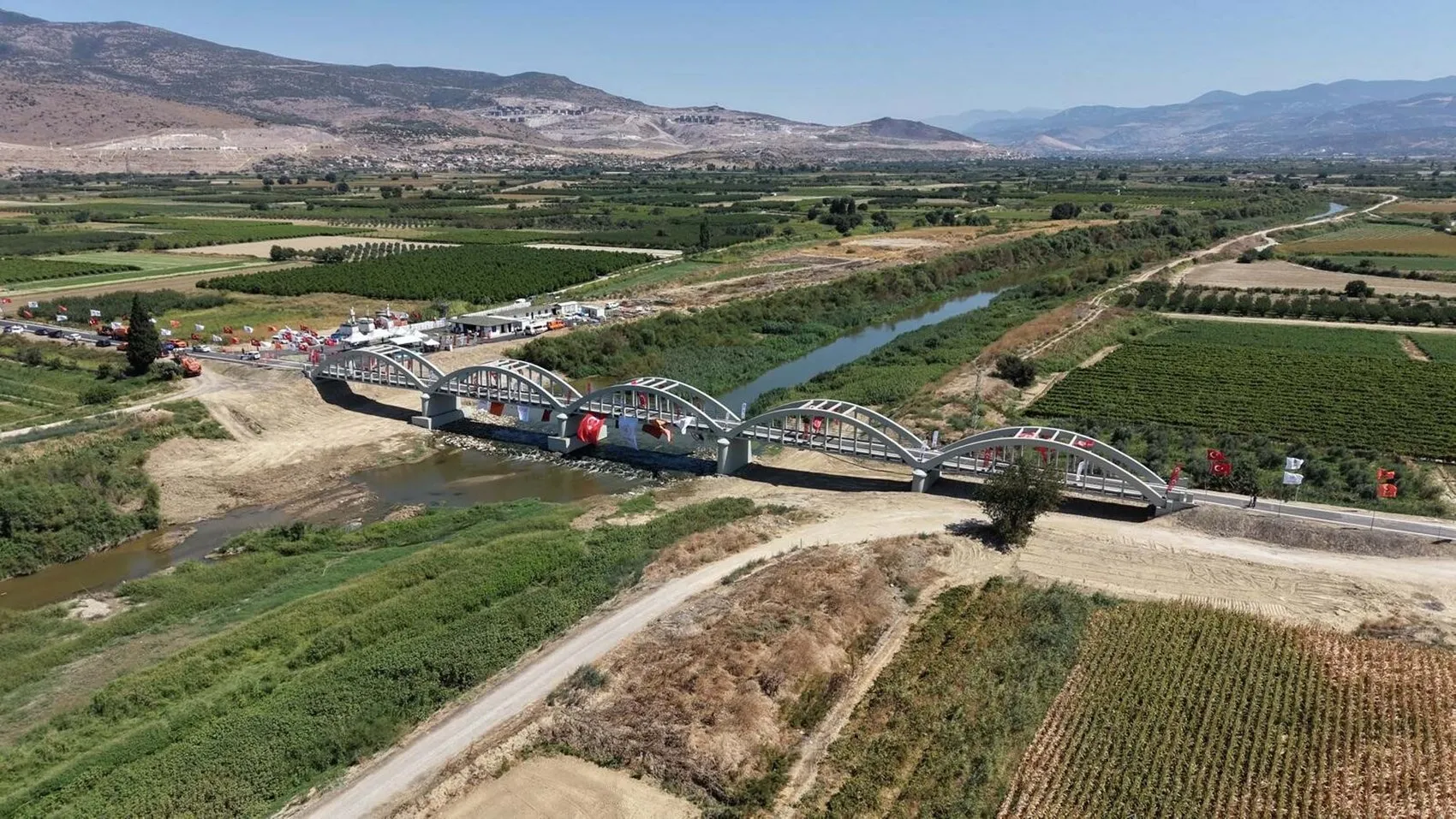 İzmir'in hafızası yeniden canlandı: Tarihi köprü aslına uygun şekilde ayağa kaldırıldı