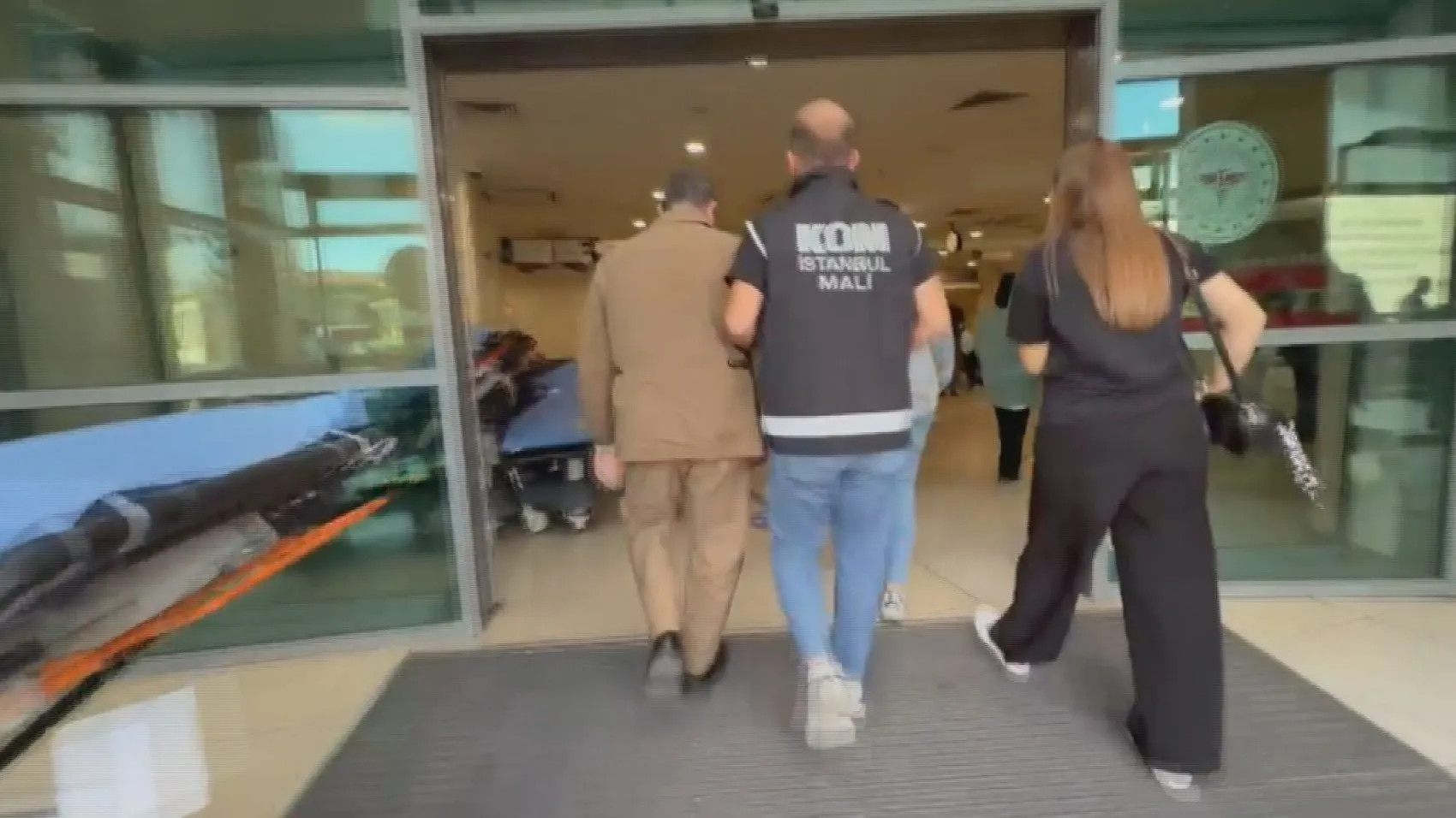 Emre Alkin'in gözaltı sürecinden ilk görüntüler: Sağlık kontrolüne getirildiği anlar kaydedildi