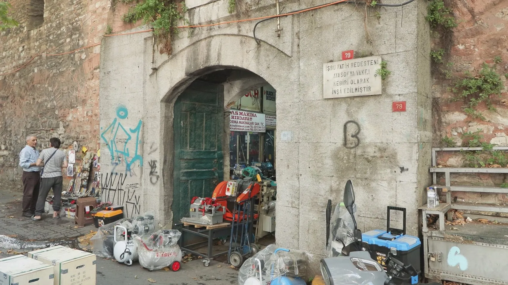 Fatih Sultan Mehmet’in mirası grafiti kurbanı: Tarihi Galata Bedesteni kaderine terk edildi