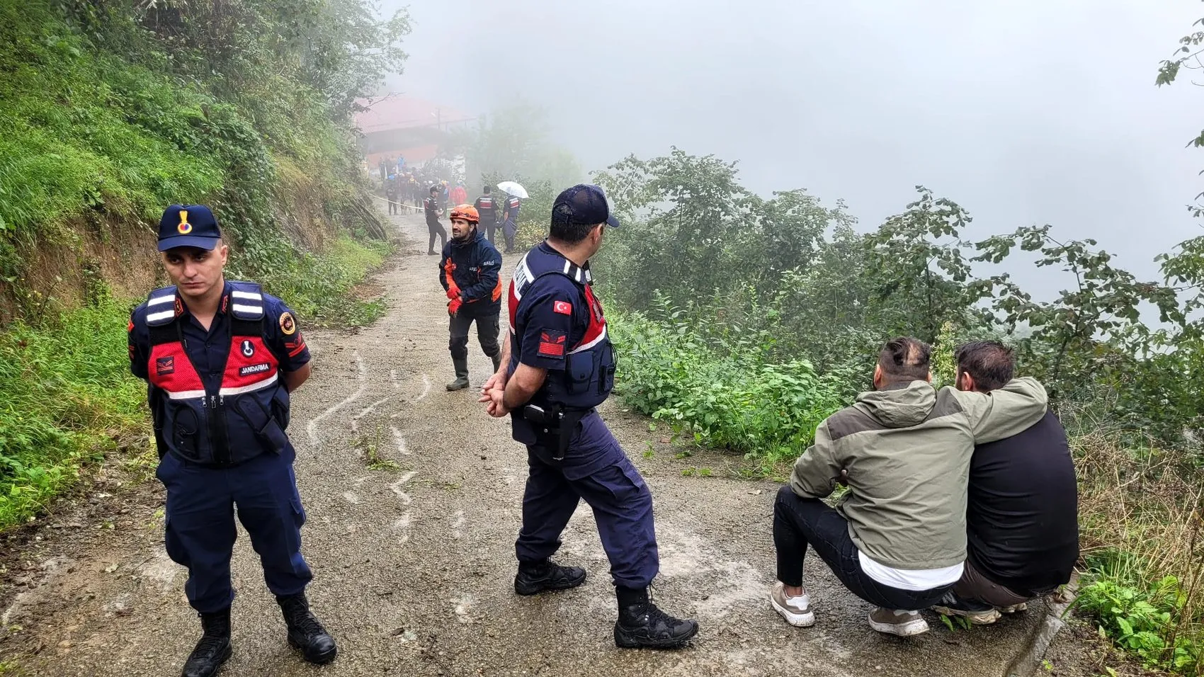 Trabzon'da korkutan heyelan: Beton kırma çalışması yaparken toprak altında kaldı