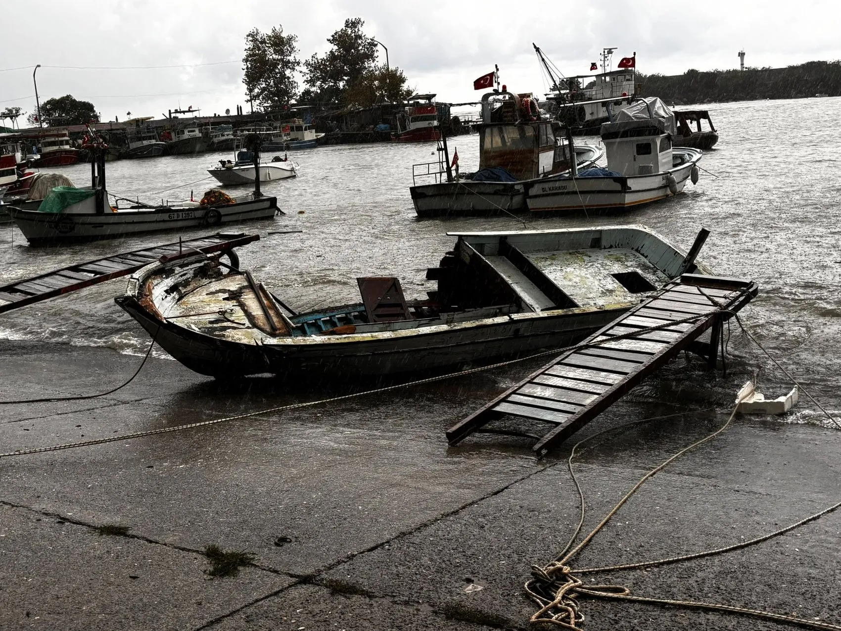 Akçakoca'da kabus dolu gece: Dereler taştı, tekneler parçalandı