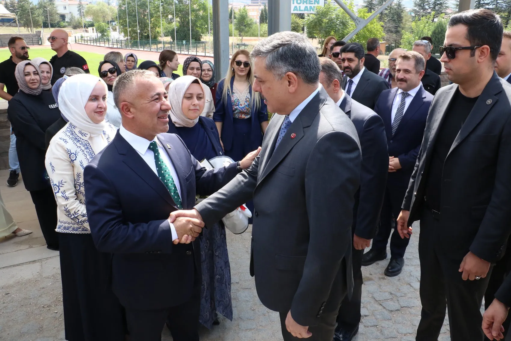 Bakan Çiftçi'nin Bilecik temaslarında tarihi atmosfer: Alp kıyafetli askerlerle selamlaştı