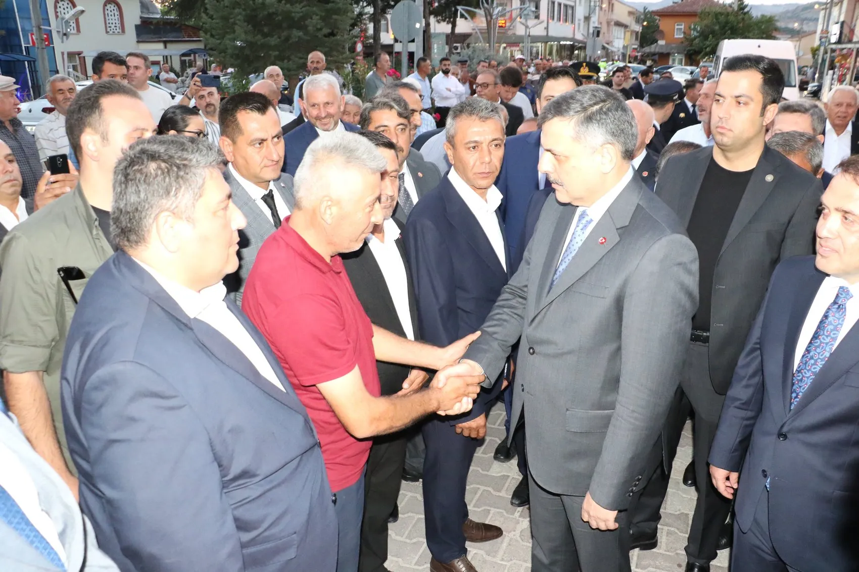 Yıllar sonra aynı topraklarda: Bakan Çiftçi'nin duygusal Yenipazar ziyareti
