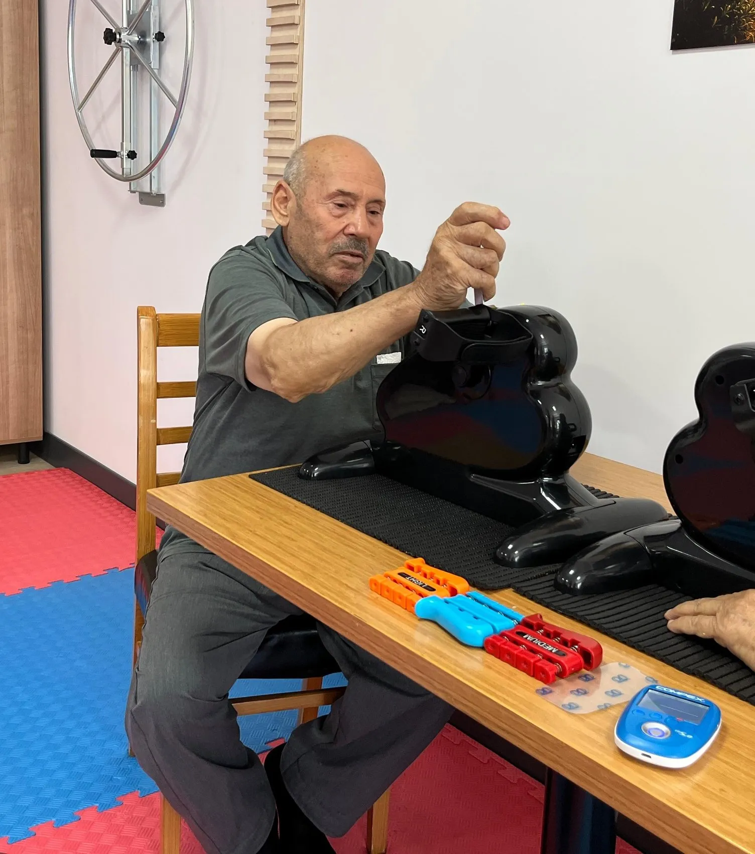 Alzheimer'a inat tamir aşkı: 83 yaşındaki usta tedavi merkezinin gönüllü teknikeri oldu