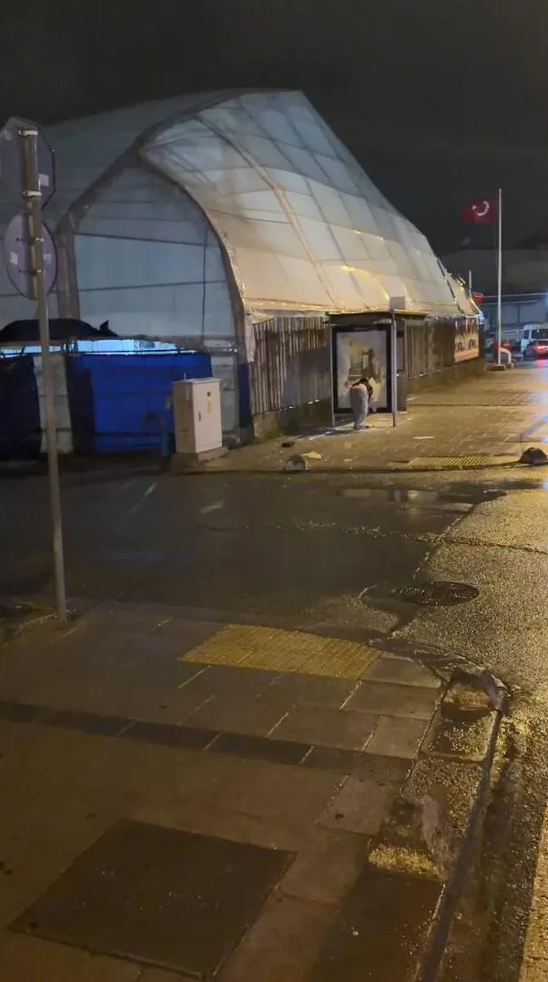 Arnavutköy'de gece yarısı dehşeti: Durağı taşladı, çevreye hakaretler yağdırdı