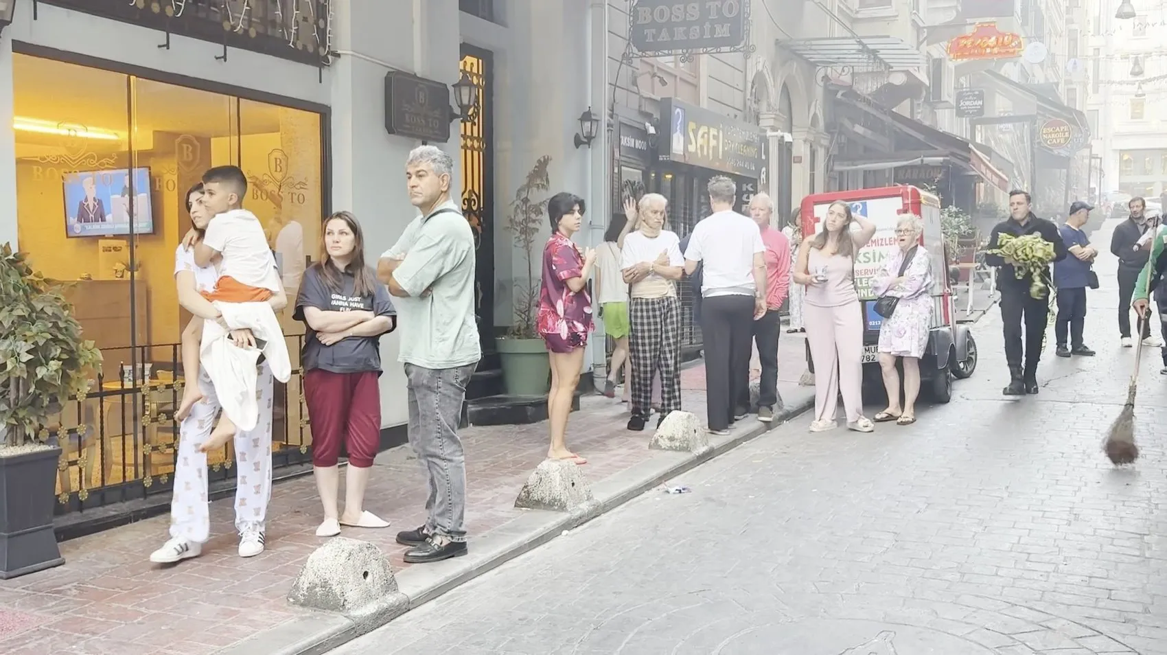 Beyoğlu'nda sabah dehşeti: 6 katlı binayı alevler teslim aldı
