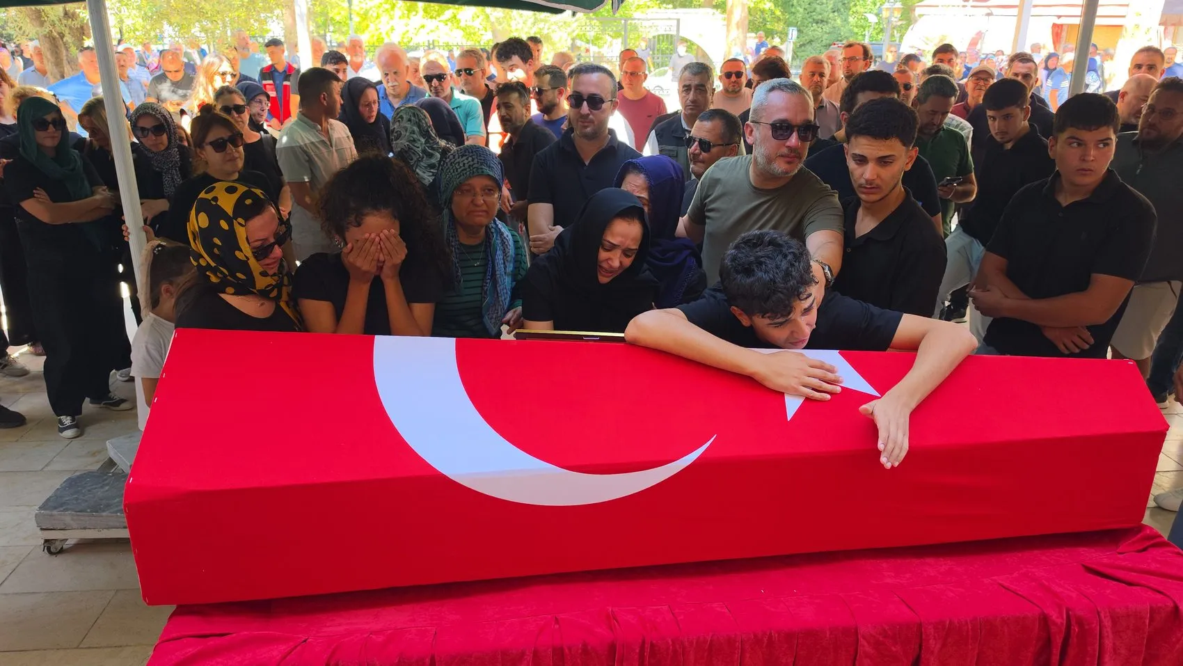 Tribünde başlayan büyük heyecan acı bir veda ile noktalandı: Gazi taraftar son yolculuğuna uğurlandı