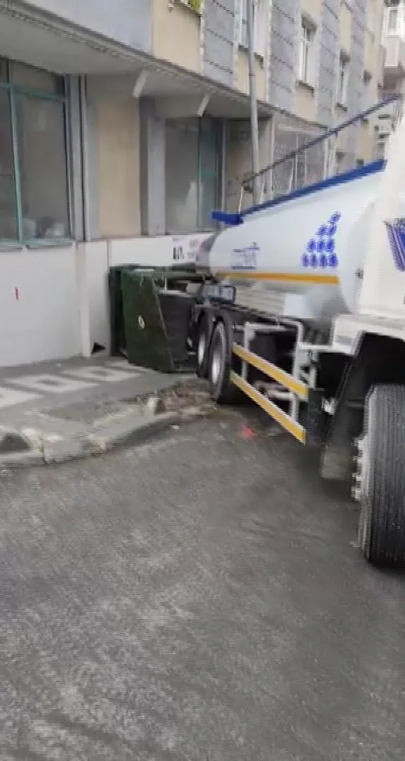 Bağcılar'da yürekleri ağza getiren kaza: Yokuşta kontrolden çıkan tanker dehşet saçtı
