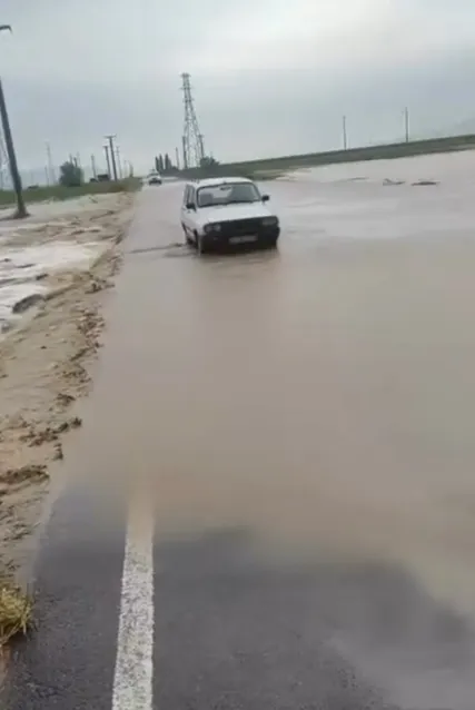 Niğde'de aniden bastıran sağanak tarım arazilerini sular altında bıraktı