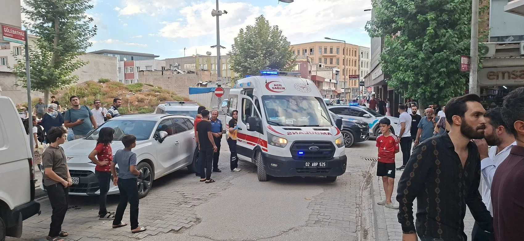 Sokak ortasında şiddete dur demek isterken kanlar içinde kaldı