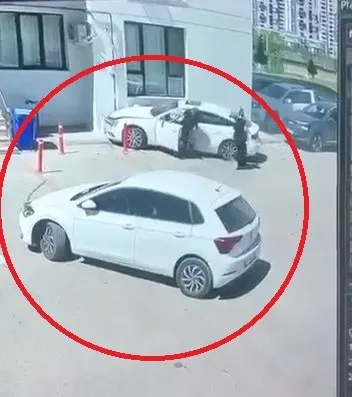Diyarbakır'da site içinde korku dolu anlar: Kontrolden çıkan otomobil duvara çakıldı