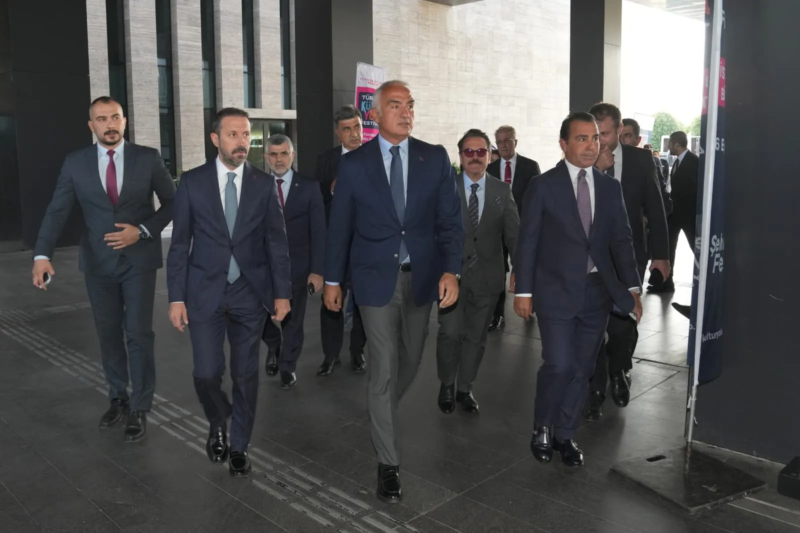 İstanbul'da Sanatın Kalbi 400 Farklı Noktada Atıyor: Bakan Ersoy'dan Tarihi Vurgu
