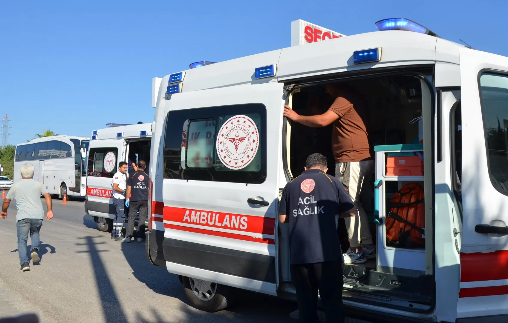 Antalya yolunda sabah trafiğinde dehşet anları: Tur otobüsüne çarpan servis midibüsünde 6 yaralı
