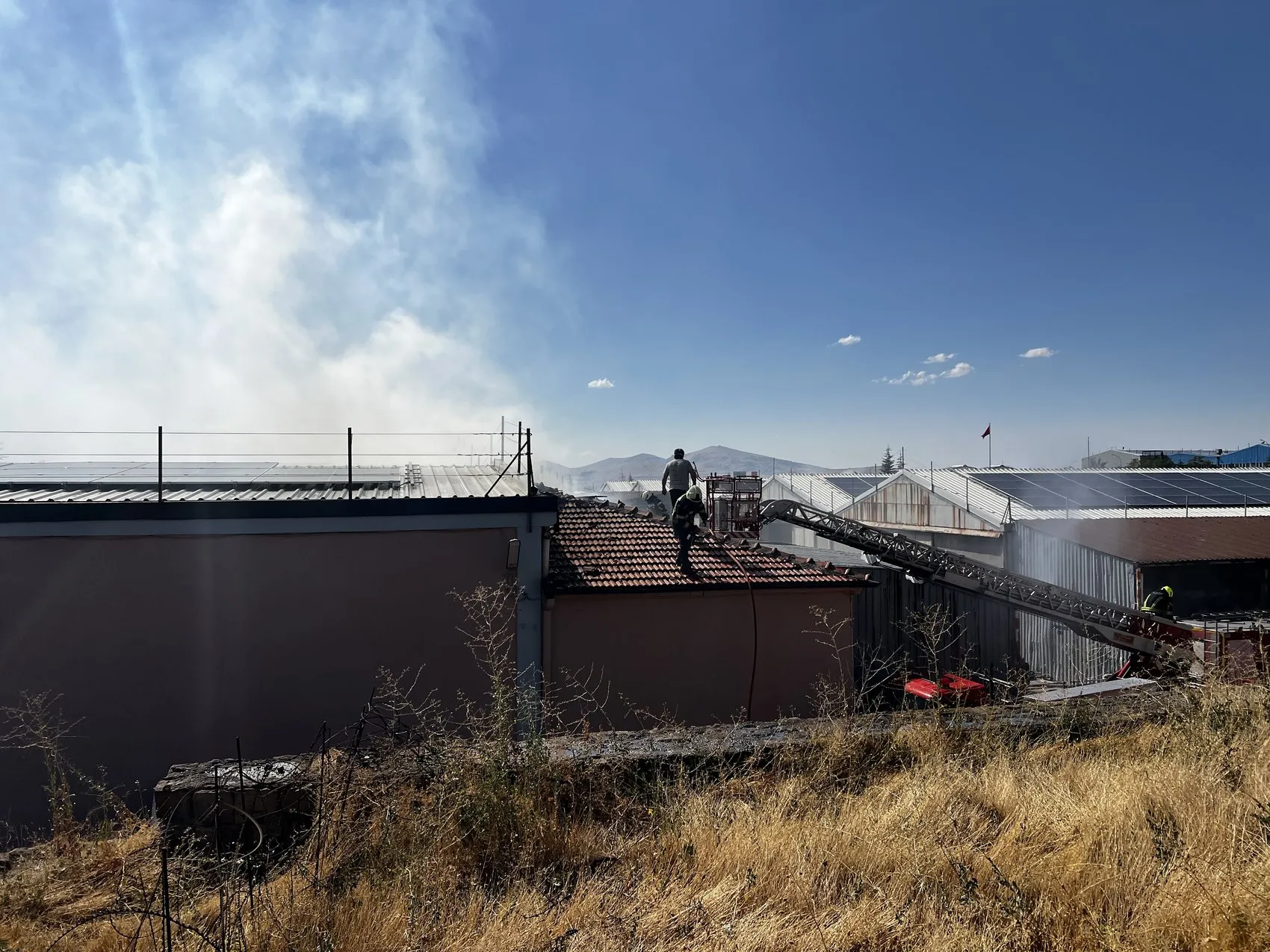 Kayseri Organize Sanayi Bölgesi'nde korkutan alevler: Tekstil deposu küle dönüyor
