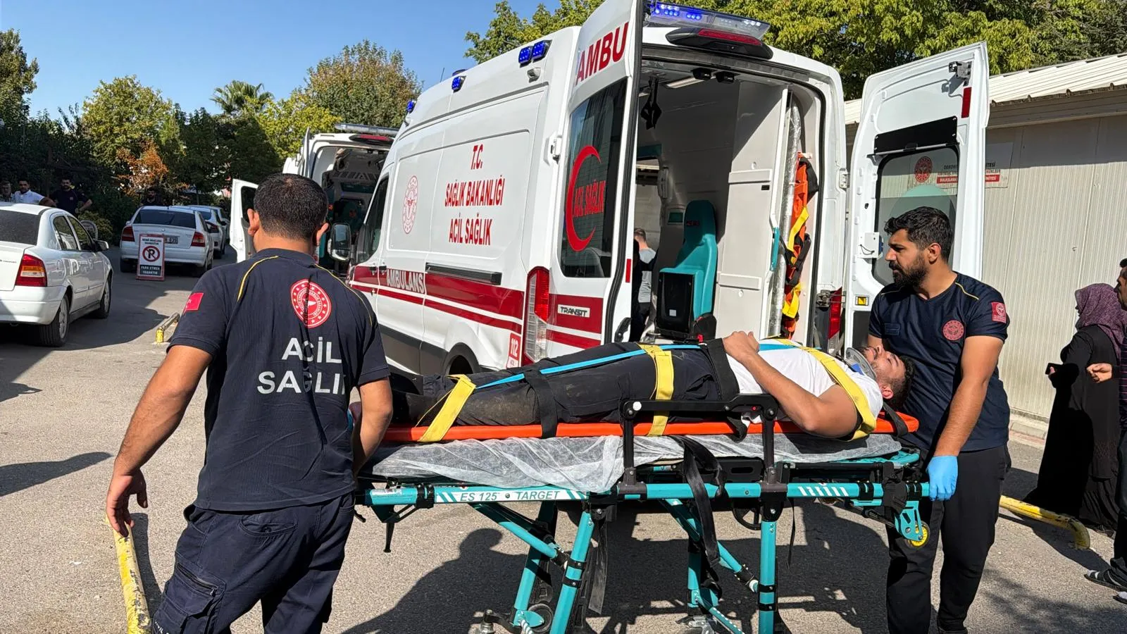 Samsat yolunda tütün işçilerini taşıyan minibüs kaza yaptı: 12 yaralı