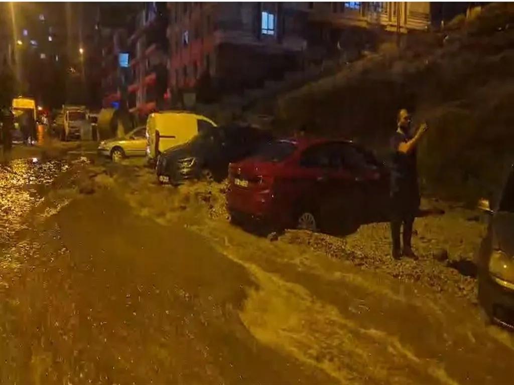 Başkentte sağanak kabusu: Altyapı çalışması yarım kalınca 20 araç çukura gömüldü